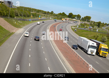 M1 Autobahn England. An sonnigen Tag mit blauem Himmel geschossen. Zeigt sechs Fahrspuren der Fahrbahn. Kurve in der Straße. Ländlichen Umgebung. Stockfoto