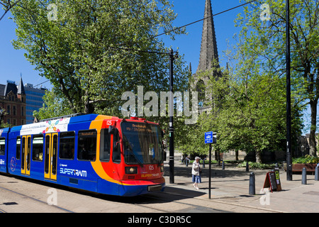 Supertram vor der Kathedrale (Cathedral Church of St. Peter und St. Paul), Sheffield, South Yorkshire, Großbritannien Stockfoto