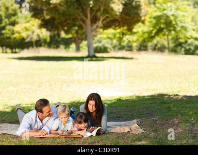 Familie im Park zusammen Stockfoto