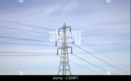 Strom Pylon blauer Himmel. Großen Mast schoss aus Abstand gegen strahlend blauer Himmel mit Kabel laufen links und rechts Stockfoto