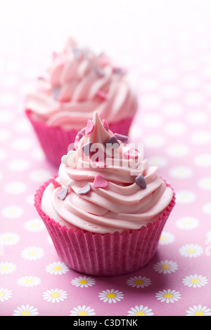 Nahaufnahme von Herzen bedeckten Cupcakes textfreiraum für text Stockfoto