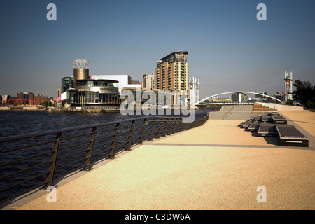 Die Lowry, Millennium Bridge und Wohnungen, entnommen aus dem Imperial War Museum, Salford Quays, Manchester, UK Stockfoto