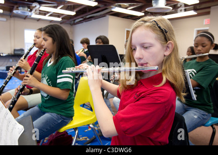 Weibliche Schülerinnen und Schüler spielen Flöten und Klarinetten während der Band-Praxis in der Band-Halle am Rapoport Akademie-Charter-Schule Stockfoto