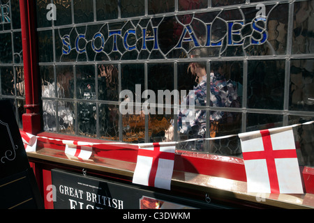 London Pub Fenster Stockfoto