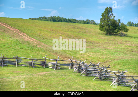 HDR-Bild von Split Zaun, die entlang der Unterseite des Hügels hinter dem Steinhaus, Manassas National Battlefield. Stockfoto