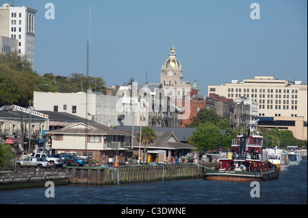 Georgia, Savannah. Savannah River Blick auf die historischen Hafen Bereich, goldene Kuppel des historischen Rathauses. Stockfoto