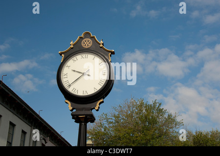 Georgia, Savannah. Alte Uhr im Bereich City Market. Stockfoto