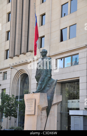 Große Bronzestatue von Präsident Salvador Allende auf einem Steinsockel in der Nähe von La Moneda Präsidentenpalast, Santiago, Chile Stockfoto