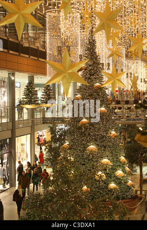 Weihnachtsstimmung in die Potsdamer Platz Arkaden, Berlin, Deutschland Stockfoto