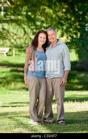 Vater mit seiner Tochter in die Kamera schaut Stockfoto