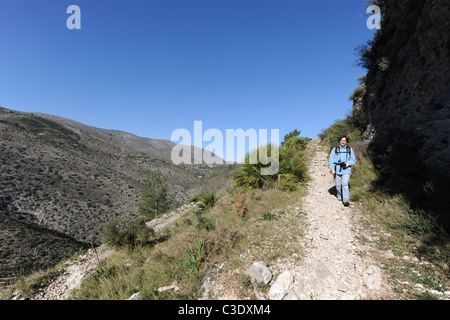 Frau Wanderer zu Fuß mozarab Trail, in der Nähe von Salta, Vall de Laguart, Provinz Alicante, Valencia, Spanien Stockfoto