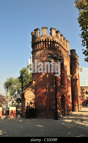 Blauer Himmelsblick auf rotem Backstein zinnenbekrönten Festung Gateway, Castillo Hidalgo, Gipfel Santia Lucia Hill, Santiago, Chile Stockfoto