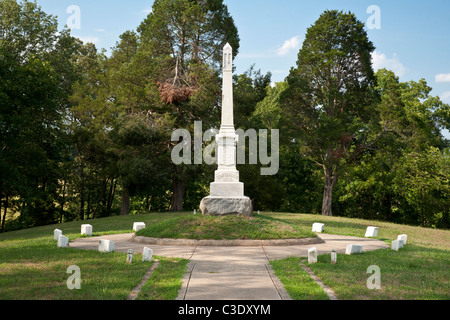 Zentrales Denkmal für die Umbettung der Konföderierten Toten bei Groveton Confederate Cemetery auf dem Manassas nationale Schlachtfeld. Stockfoto