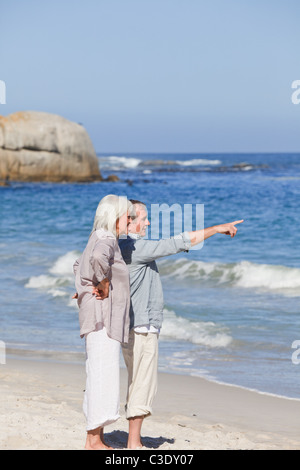 Älteres Paar am Strand Stockfoto