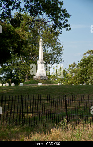 Die zentralen Denkmal t aus außerhalb dem Schmiedeeisen Zaun bei Groveton Confederate Cemetery auf dem Manassas nationale Schlachtfeld. Stockfoto