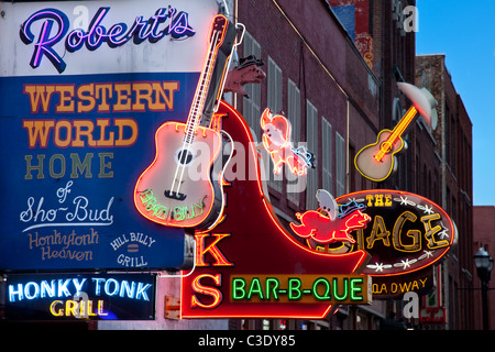 Leuchtreklamen am Lower Broadway in Nashville Tennessee USA Stockfoto