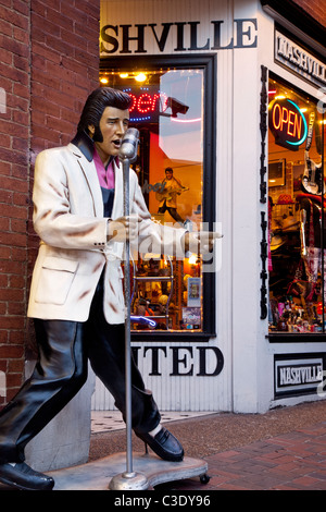 Gesang-Elvis Presley-Statue außerhalb Geschenk-Shop in der Innenstadt von Nashville Tennessee USA Stockfoto