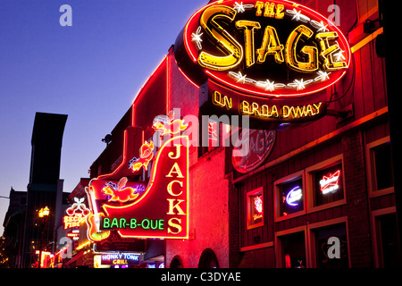 Leuchtreklamen und historische Musik-Clubs am Lower Broadway in Nashville Tennessee USA Stockfoto