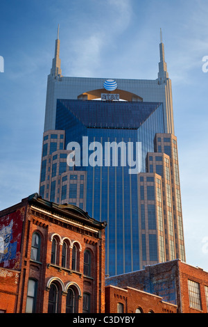 Der AT&T Aufbau Türme über den historischen Gebäuden und Larkin entlang lower Broadway in Nashville Tennessee USA Stockfoto