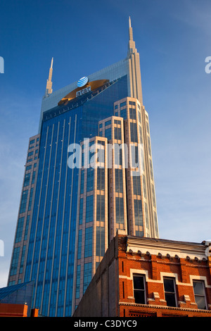 Der AT&T Aufbau Türme über den historischen Gebäuden und Larkin entlang lower Broadway in Nashville Tennessee USA Stockfoto