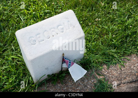 Kleine Flagge durch die Markierung für Georgien Begräbnis Teil des Groveton Konföderierten Friedhofs auf dem Manassas nationale Schlachtfeld. Stockfoto