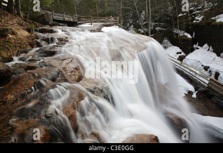 Franconia Notch State Park - Lawine fällt in Lincoln, New Hampshire USA während der Frühlingsmonate. Stockfoto