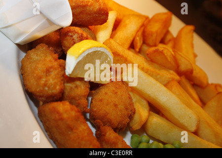 Scampi-Essen warten um Kunden bedient werden Stockfoto