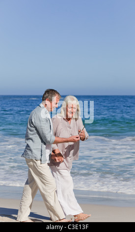 Älteres Paar am Strand Stockfoto