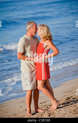 mittleren gealterten paar umarmt am Strand Stockfoto