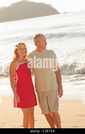 mittleren gealterten paar umarmt am Strand Stockfoto