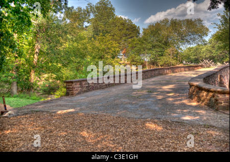 HDR-Bild von der Straßenkreuzung der historischen Steinbrücke überqueren am Bull Run Creek auf dem Manassas nationale Schlachtfeld. Stockfoto