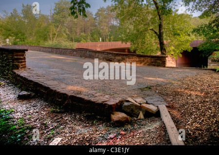 Künstlerische HDR-Bild von der Straße aus der historischen Steinbrücke überqueren am Bull Run Creek, Manassas National Battlefield. Stockfoto