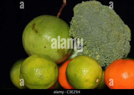 Grün und Orange Früchte und Gemüse, mit Fokus auf den Kalk im Vordergrund Stockfoto