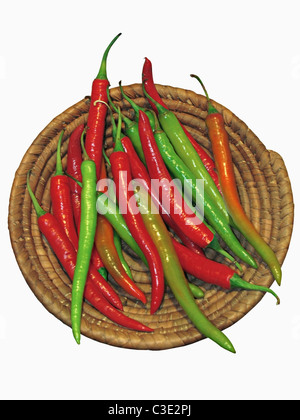 Gemeinsamen Chili, Capsicum Annuum, rote und grüne Chilis sind zusammen in einem Korb Stockfoto