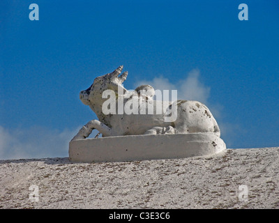 Statue von Nandi im Sthanumalayan Tempel, Kanyakumari, Tamil Nadu, Indien. Stockfoto