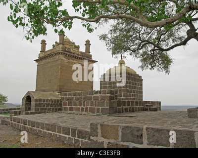 Eine kleine Hindu-Schrein in einer ländlichen Gegend, Bhuleshwar, Maharashtra, Indien Stockfoto