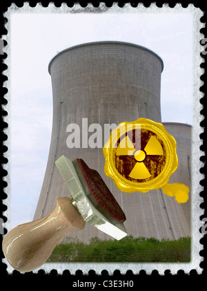 Kühltürme des Atomkraftwerkes mit Strahlung Warnsymbol, Chiksugur, Karnataka, Indien Stockfoto