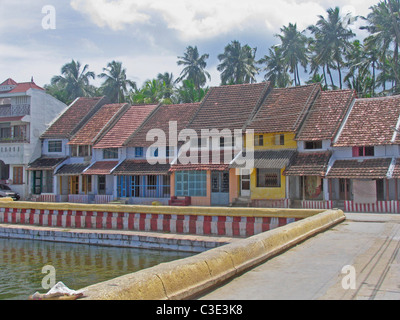 Traditionelle Häuser mit abfallenden Dach aus Manglori Fliesen Sthanumalayan Tempel Weiher, Kanyakumari, Indien Stockfoto