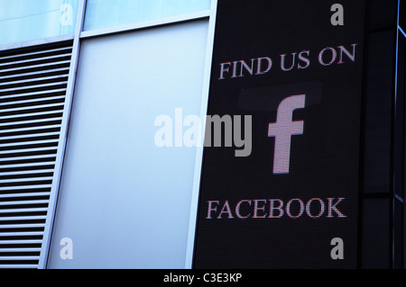 Facebook-Logo auf dem äußeren Display Bildschirm Stockfoto