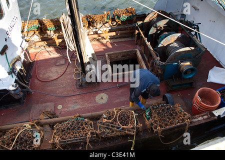 Wartung an Bord Trawlers Schottland Arbroath Stockfoto