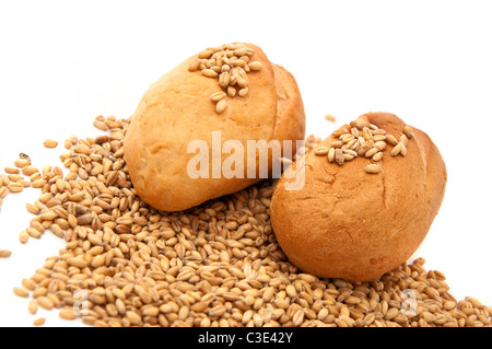 Brot und Weizen Körner ist ein weißer Hintergrund Bild übernommen. Stockfoto