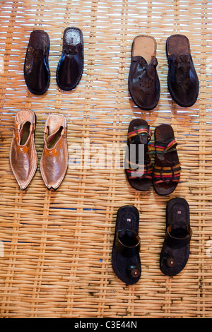 Traditionelle Schuhe für Verkauf, Gerberei, Walled Stadt von Taroudant, Sous-Tal, hoher Atlas, Marokko Stockfoto
