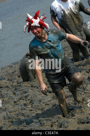 Fast da, A Fun Läufer die letzte Zeile der Anblick bei Maldon Mud Race Stockfoto