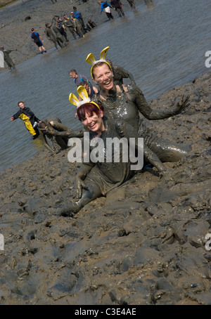 zwei weibliche Schlamm Läufer spielen im Schlamm maldon Stockfoto