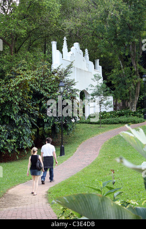 Touristen besuchen das gotische Fort Tor im Fort Canning Park Singapur Stockfoto