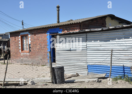 Township-Häuser und Scheunen in Gugulethu, Südafrika Stockfoto