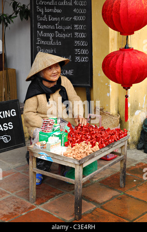 Alte Dame am Markt verkaufen Stockfoto