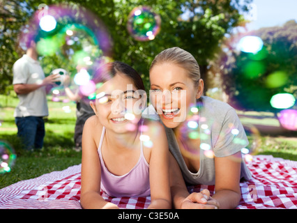 Mutter und Tochter Spaß im park Stockfoto