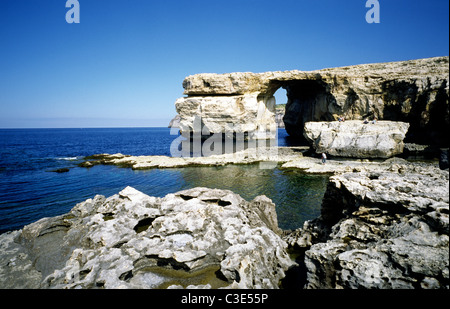 Touristen auf das Azure Window am Dwejra Point auf der maltesischen Insel Gozo. Stockfoto