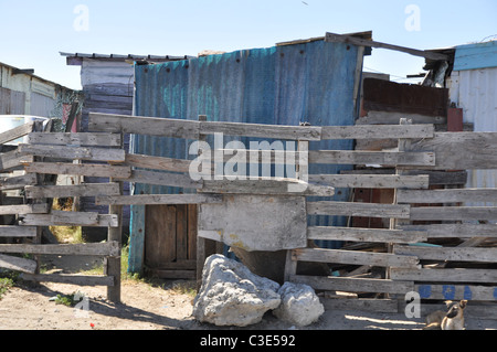 Township-Häuser und Scheunen in Gugulethu, Südafrika Stockfoto